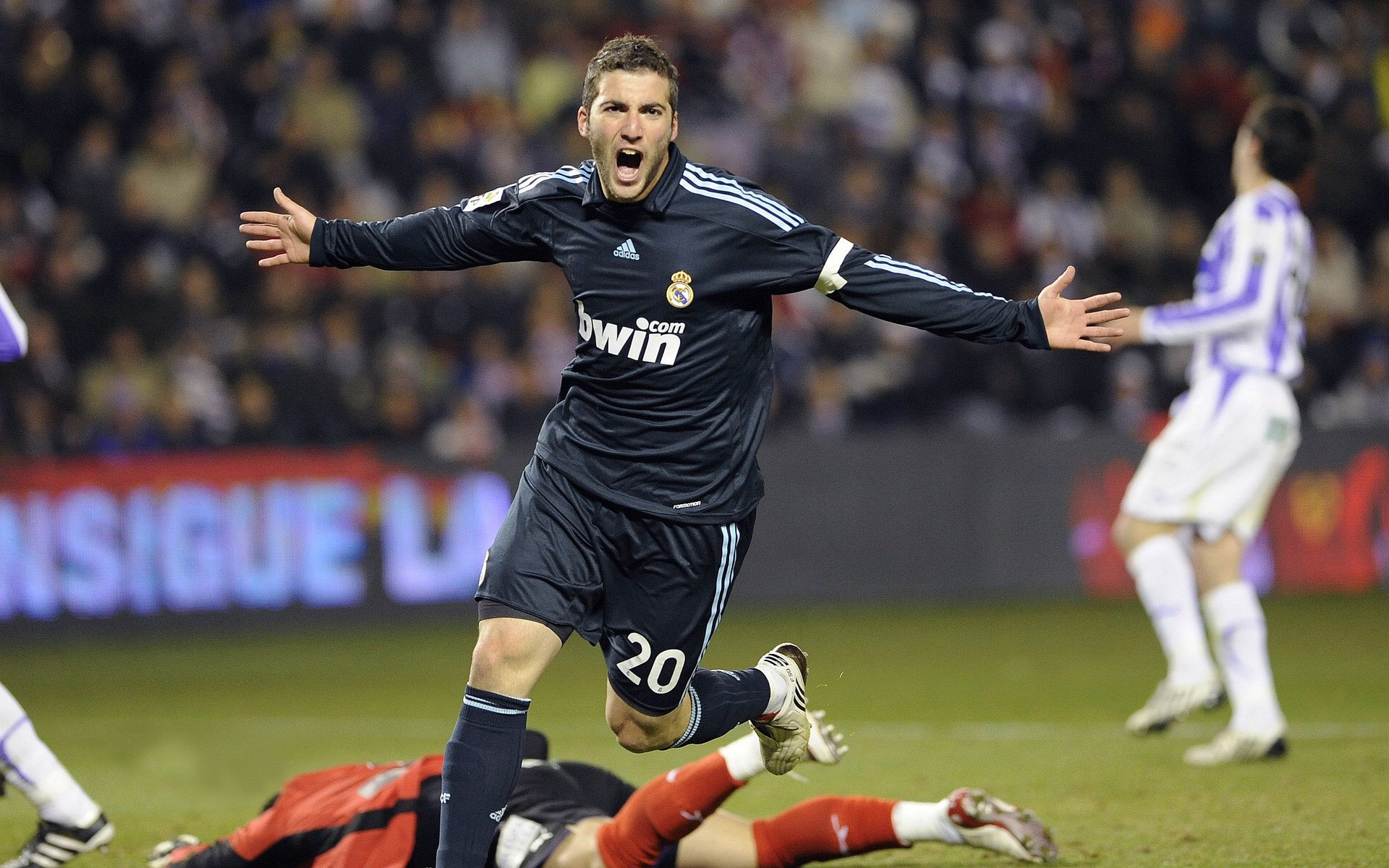 欧冠半决赛:“黑马”布鲁日止步四强 球迷打造“蓝黑之夜”告别